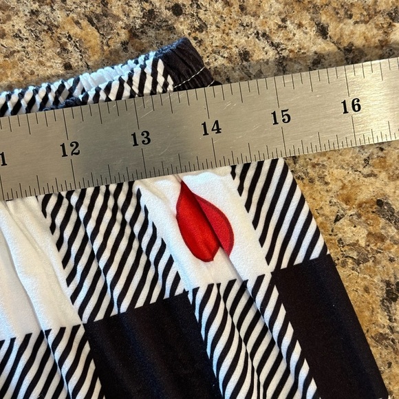 NWOT Black and White Checkered Pajama Set with Red Heart Accents Size Medium - Picture 12 of 15